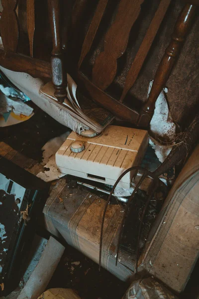 Uma Casa Abandonada Com Sala Estar Bagunçada — Fotografia de Stock