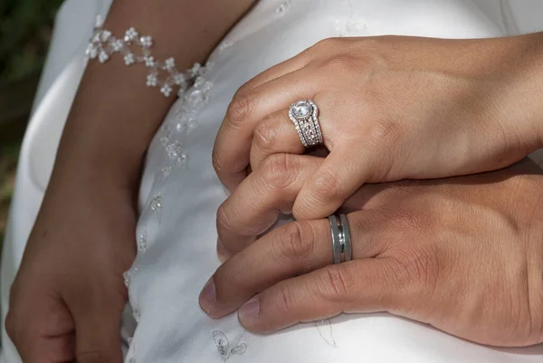 Amante Casal Mãos Dadas Com Anéis Contra Vestido Noiva América — Fotografia de Stock