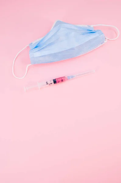 Isolated Respiratory Mask Syringe Pink Background Text Space — Stock Photo, Image