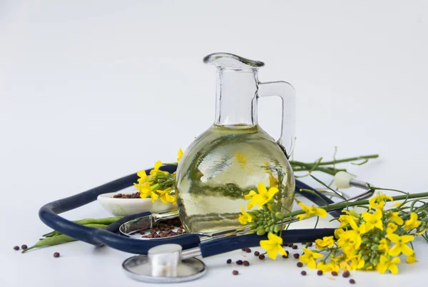 健康概念 油菜籽和有听诊器的花 — 图库照片