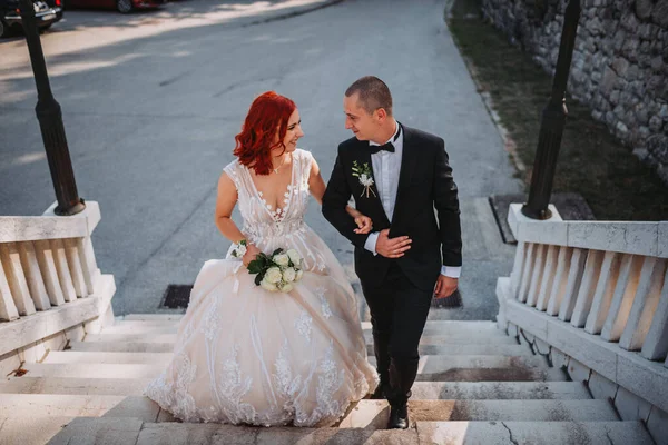 カメラのためにポーズをとって お互いを見て赤い髪を持つ新郎と花嫁のクローズアップショット — ストック写真