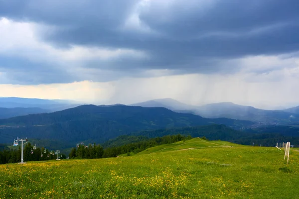 Ett Naturskönt Landskap Grön Äng Och Berg Med Regn Fjärran — Stockfoto