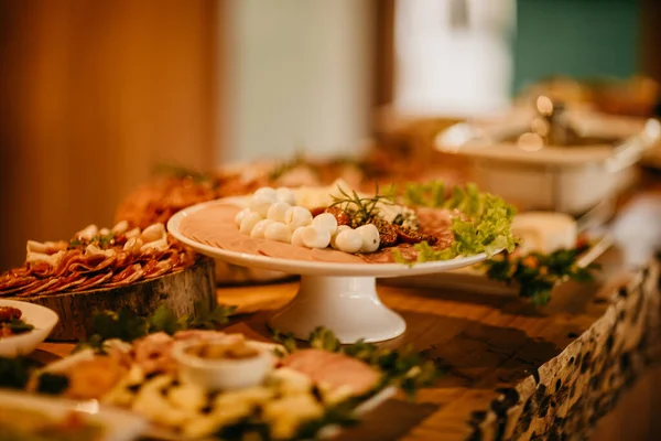 Talerze Pełne Pysznych Delikatesów Ceremonię Ślubną — Zdjęcie stockowe