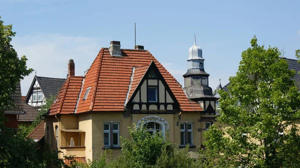 Ein Ruhiger Blick Auf Ein Traditionelles Gebäude Mit Rotem Ziegeldach — Stockfoto