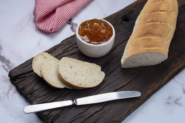 Sebuah Gambar Closeup Papan Kayu Dengan Irisan Roti Dan Selai — Stok Foto