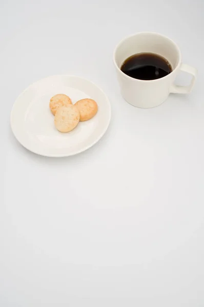 Black Coffee Mug Plate Biscuits White Background Copy Space — Stock Photo, Image