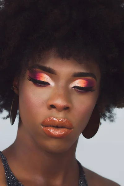 Retrato Uma Mulher Cubana Atraente Com Maquiagem Brilhante — Fotografia de Stock