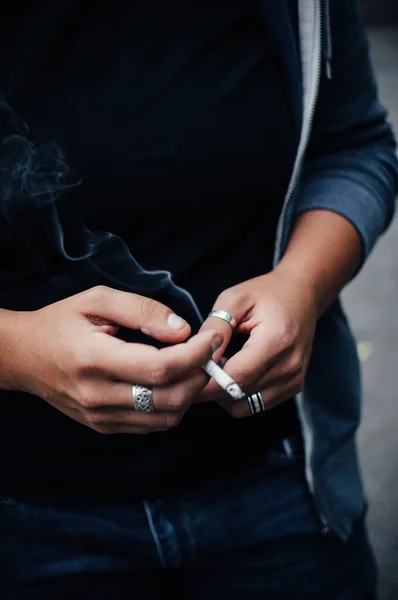 Egy Függőleges Közelkép Egy Férfiról Akinek Gyűrűi Égő Cigarettát Tartanak — Stock Fotó