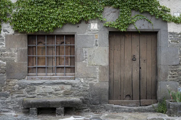 Фасад Старого Каменного Дома Деревянной Дверью Окном — стоковое фото