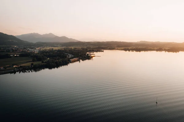 Ένα Ήρεμο Τοπίο Της Λίμνης Ομιχλώδη Καιρό Την Αυγή — Φωτογραφία Αρχείου