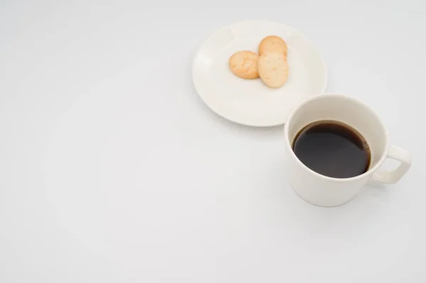 Svart Kaffe Mugg Och Tallrik Med Kex Vit Bakgrund Med — Stockfoto