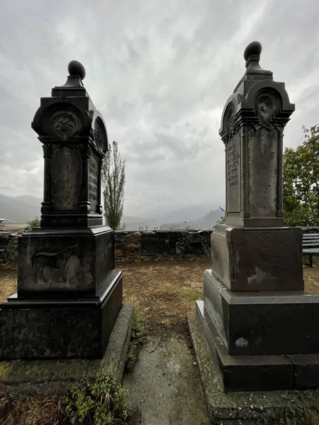 アルメニアのロリにあるハグパット修道院周辺の墓碑の垂直撮影 — ストック写真