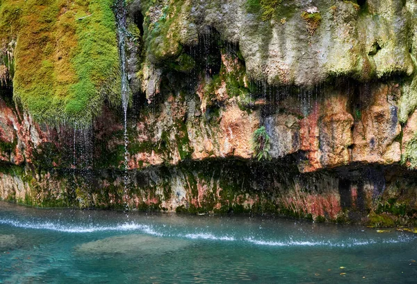 Beau Cliché Une Falaise Couverte Mousse Eau Coulant Vers Bas — Photo