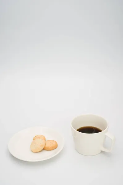 Black Coffee Mug Plate Biscuits White Background Copy Space — Stock Photo, Image