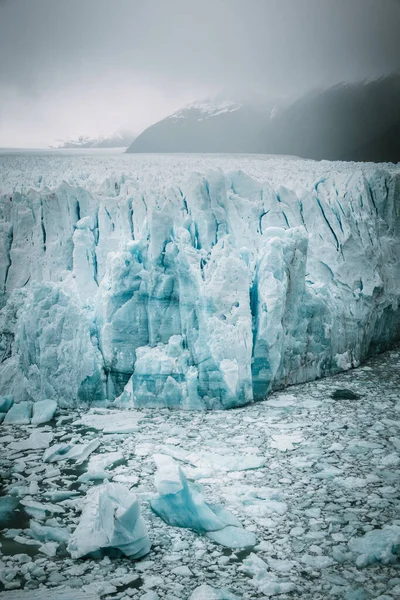 Vertikale Aufnahme Eines Riesigen Gletschers Mit Bergen Hintergrund Unter Wolkenverhangenem — Stockfoto