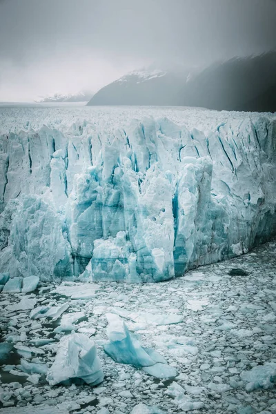 Plano Vertical Enorme Glaciar Con Montañas Fondo Bajo Cielo Nublado —  Fotos de Stock