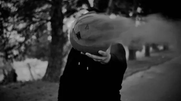 Egy Szürkeárnyalatos Kép Egy Emberről Aki Egy Tököt Tart Füsttel — Stock Fotó
