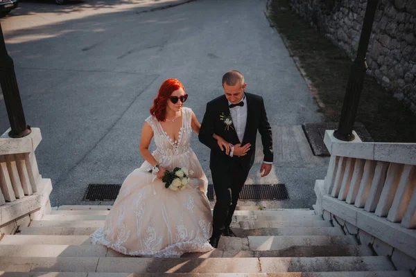カメラのためにポーズをとって お互いに保持赤い髪を持つ新郎と花嫁のクローズアップショット — ストック写真