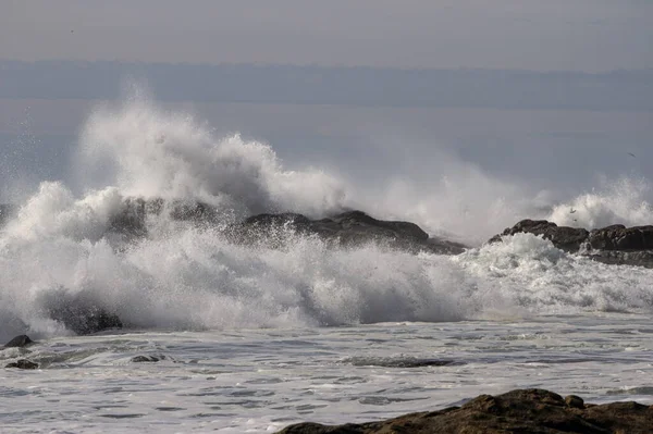 Rozbíjející Vlny Pláži Severoportugalského Pobřeží Drsném Moři Ale Slunečný Den — Stock fotografie