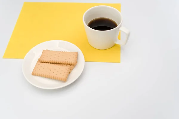 Чорна Кава Чашці Тарілці Печивом Білому Тлі Копією Простору — стокове фото