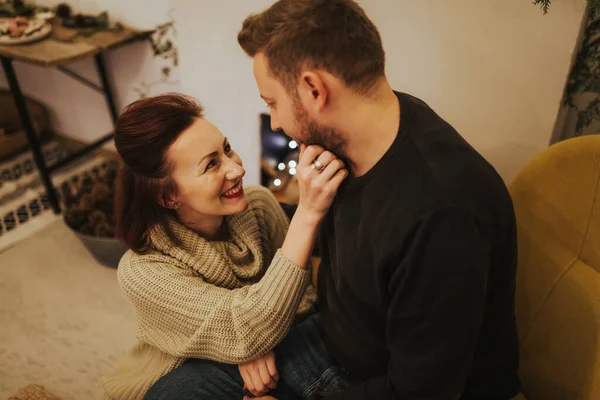 Merry Christmas Happy Holidays Young Couple Having Fun Fireplace Christmas — ストック写真