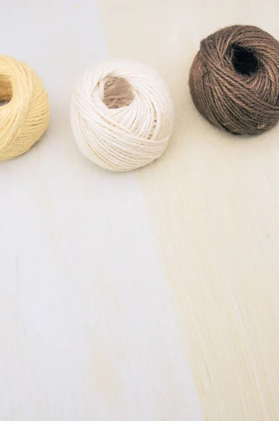 コピースペース付きの明るい木製の背景に多色の装飾糸 — ストック写真