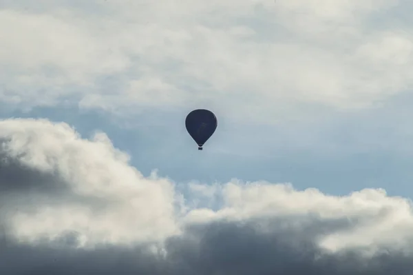 Sylwetka Balonu Gorącego Powietrza Błękitnym Niebie — Zdjęcie stockowe