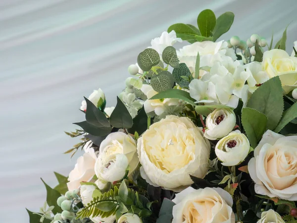 Közelkép Egy Gyönyörű Csokor Fehér Rózsáról Zöld Levelekkel — Stock Fotó