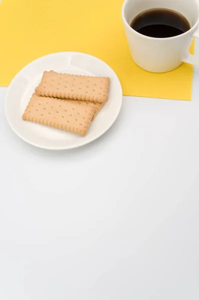 Чорна Кава Чашці Тарілці Печивом Білому Тлі Копією Простору — стокове фото
