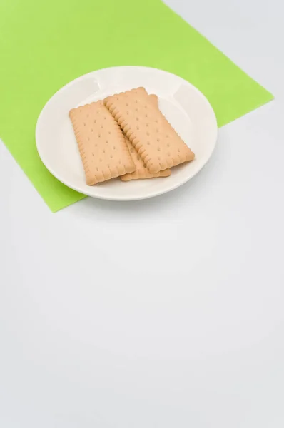 Placa Branca Com Biscoitos Fundo Branco Com Espaço Cópia — Fotografia de Stock