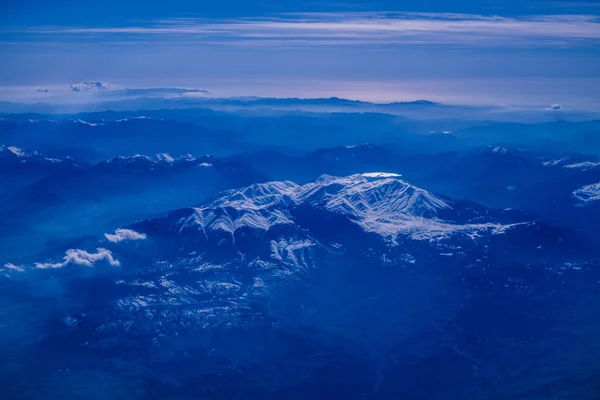 Paesaggio Montagne Rocciose Con Cime Innevate Sera Perfetto Sfondi — Foto Stock