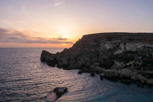 Mellieha Malta 2021年5月30日 在平静的春日落日和平静的大海中 马耳他梅利哈 安哥湾 大力眼村的木屋和棚屋 前电影集 — 图库照片