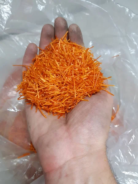 Plastik Bir Torba Üzerinde Içi Vermicelli Dolu Bir Adamın Avuç — Stok fotoğraf