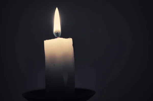 Nahaufnahme Einer Brennenden Kerze Der Nacht Mit Verschwommenem Hintergrund — Stockfoto