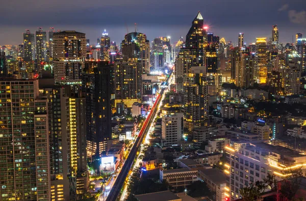 Das Stadtbild Die Skytrain Eisenbahn Und Der Wolkenkratzer Von Bangkok — Stockfoto