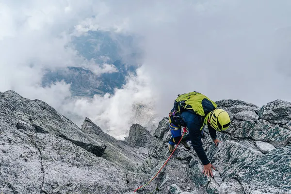 Alpinista Alpinista Escalando Rosto Alto Rocha Piz Badile Bergell Escalador — Fotografia de Stock