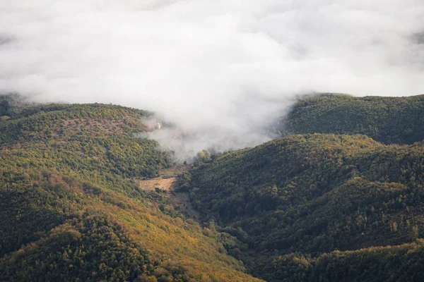 Hermoso Paisaje Con Verdes Colinas Cubiertas Niebla — Foto de Stock