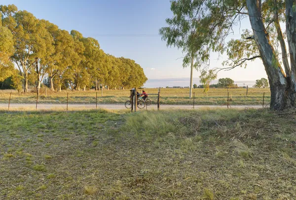 Pessoas Pedalando Meio Uma Bela Paisagem Rural — Fotografia de Stock