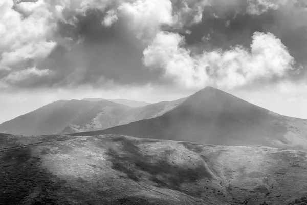 Grayscale Záběr Vrchol Hory Bulharsku — Stock fotografie