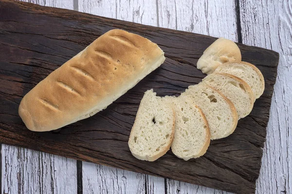 Papan Kayu Dengan Roti Dan Irisan Segar — Stok Foto