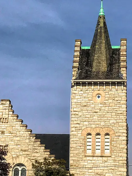 Eine Vertikale Aufnahme Einer Kirchenfassade Europäischen Stil — Stockfoto