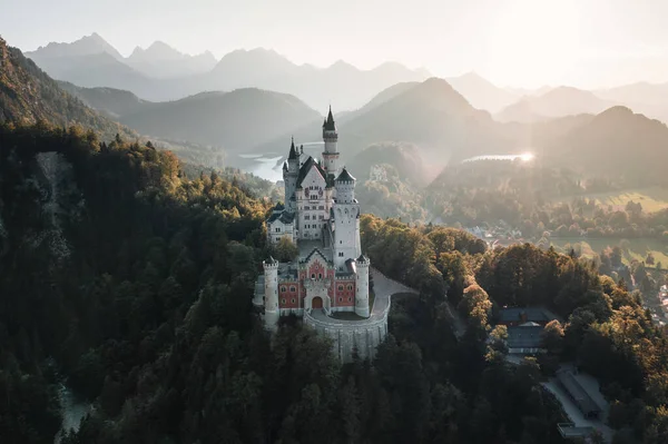Eine Atemberaubende Kulisse Des Majestätischen Schlosses Neuschwanstein Auf Dem Hügel — Stockfoto