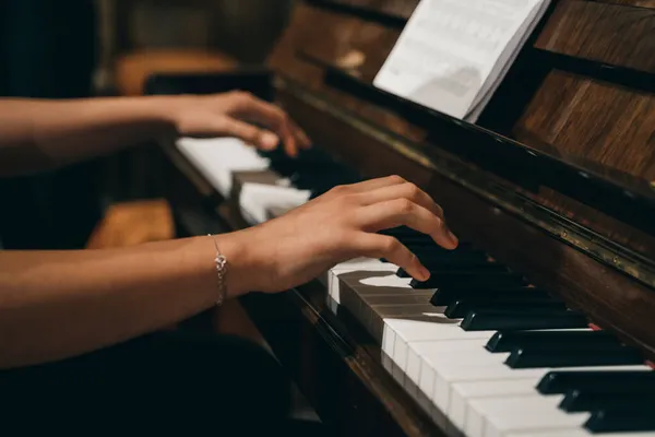 Женские Руки Играющие Пианино — стоковое фото