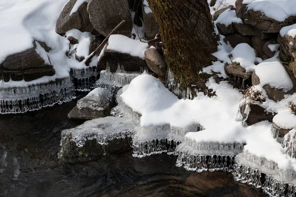 Pohled Řeku Zimě Krásnými Vzory Ledu — Stock fotografie