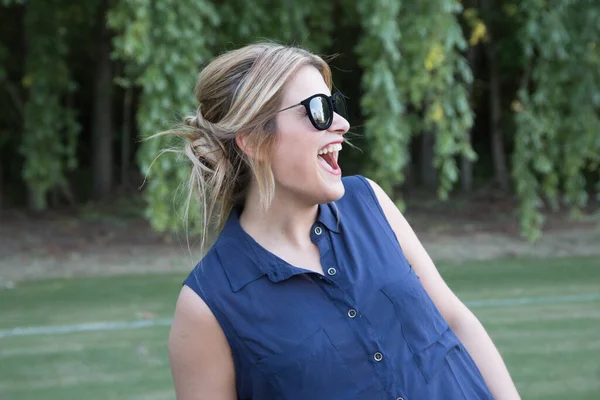 Beautiful Caucasian Woman Wearing Sunglasses Casually Dressed Laughing Park — стоковое фото