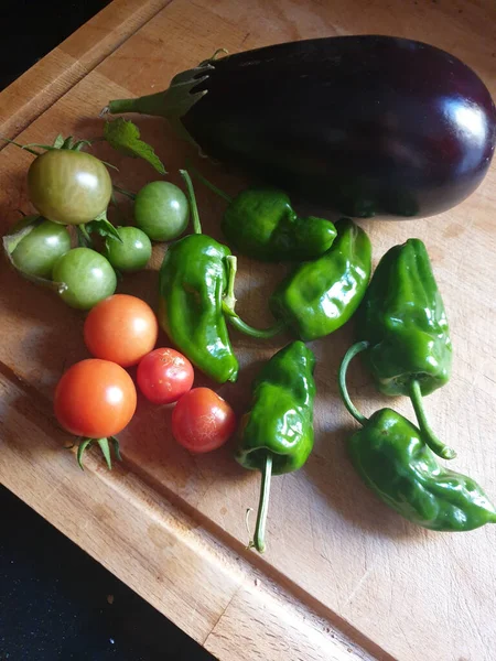 Top View Green Peppers Tomatoes Eggplant Wooden Board — Stock Photo, Image