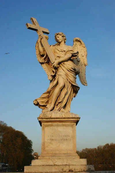 Rzym Włochy Kwi 2010 Posąg Anioła Krzyżem Dłoni Adrian Park — Zdjęcie stockowe