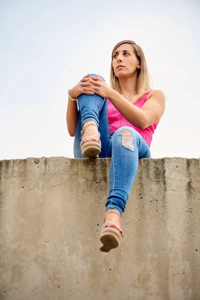 Yüksek Bir Yerde Oturan Spanyol Bir Kadının Dikey Çekimi — Stok fotoğraf