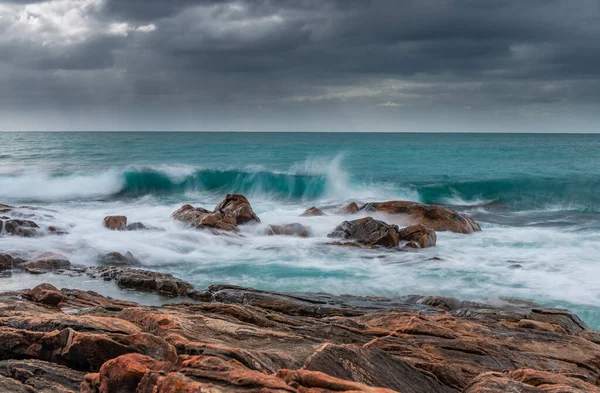Прекрасный Снимок Скал Море Облачным Небом — стоковое фото