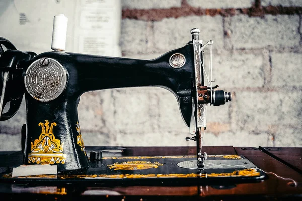 Une Vue Panoramique Une Machine Coudre Vintage Sur Fond Flou — Photo